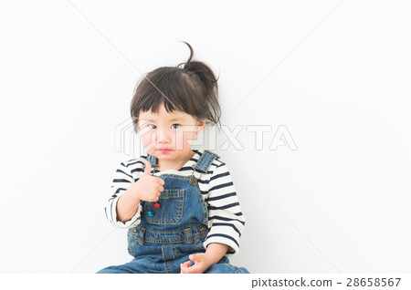Child to eat snack 28658567