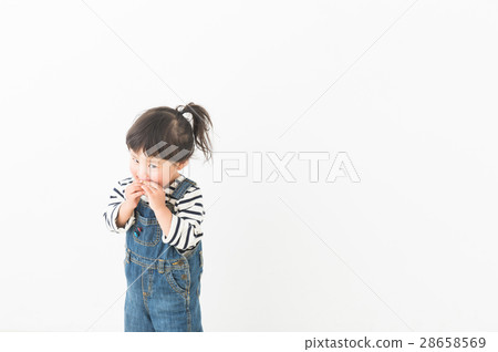孩子吃零食 28658569