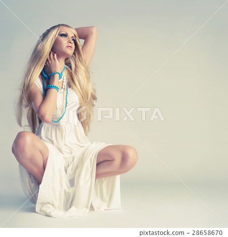 Stylish young woman 28658670