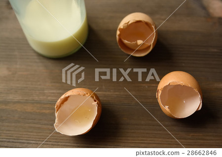 Eggshell on the wooden table 28662846