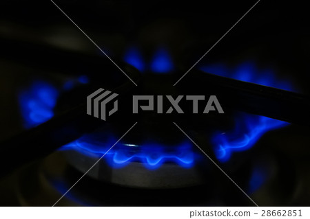 Focus on the front edge of the gas burners 28662851