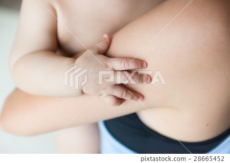 嬰兒的手在母親擁抱 嬰兒的手在母親擁抱 28665452
