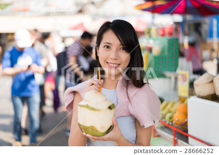 woman traveling and shopping 28666252