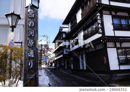 Kusatsu hot spring in winter (Kawahara street in the west) Kusatsu hot spring in winter (Kawahara street in the west) 28668352