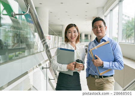 Cheerful business team 28668501