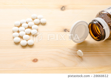 medicine tablets on wood background medicine tablets on wood background 28668612