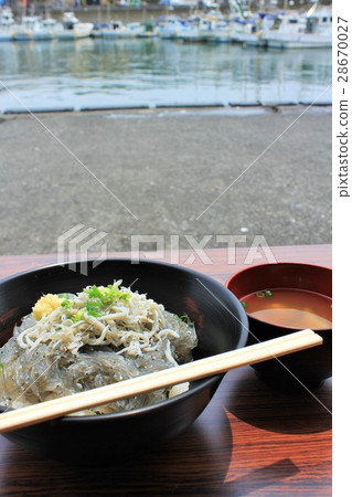 漁港未加工的走路的碗餐廳 28670027