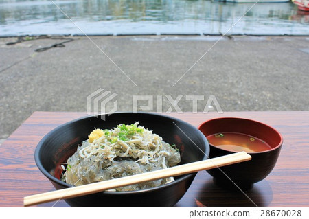 漁港未加工的走路的碗餐廳 28670028