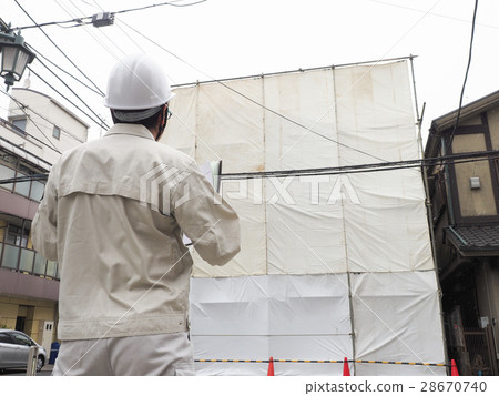 On-site supervision confirming the construction site 28670740