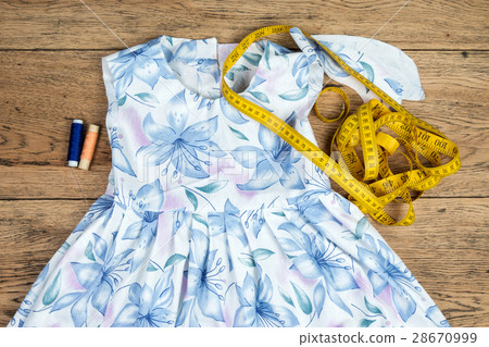 Sewing women clothing 28670999