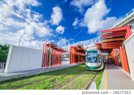 高雄捷運輕軌站 C8 高雄展覽館站 列車停靠 28677263
