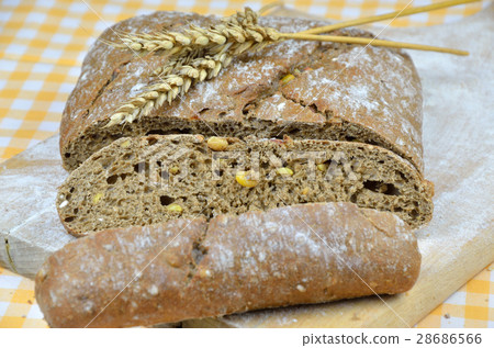 Sliced Dark Bread 28686566