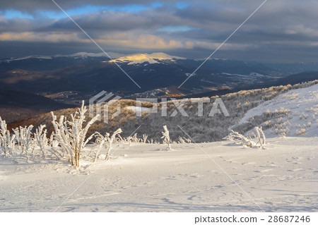Winter mountain scenery in Bieszczady mountains 28687246