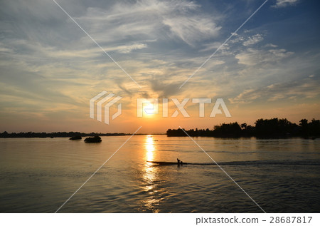 在Seapandundet的美好的日落在老撾小船去並且橫渡湄公河 在Seapandundet的美好的日落在老撾小船去並且橫渡湄公河 28687817