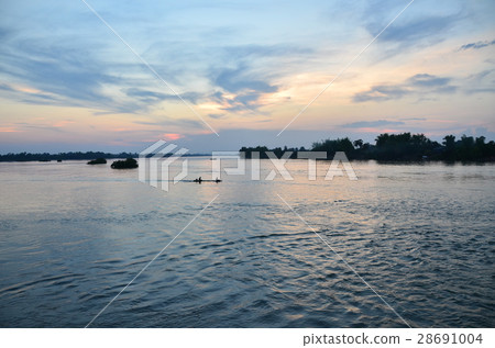 Beautiful sunset on Seapandundet in Laos Boat that goes and crosses the Mekong River 28691004