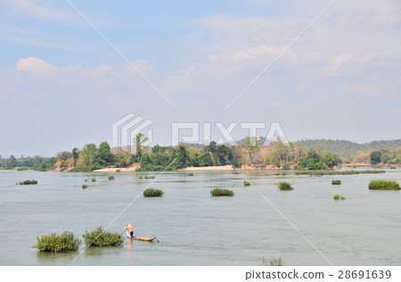 人們在湄公河另一邊的Pagota和河邊釣魚從Kohong的Muang Khong村莊看,老撾最大的海上Pandon島 人們在湄公河另一邊的Pagota和河邊釣魚從Kohong的Muang Khong村莊看,老撾最大的海上Pandon島 28691639