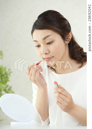 Women who make up makeup 28692041