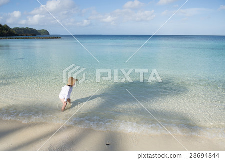 Children playing in the sea Children playing in the sea 28694844