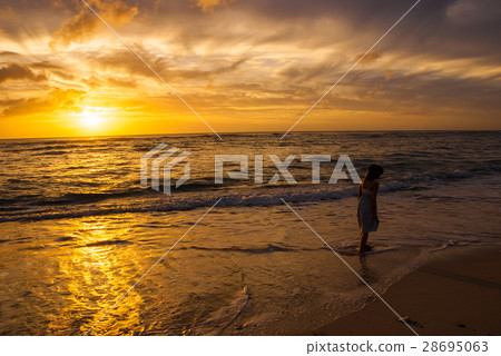 奄美大島日落和海灘女人 28695063