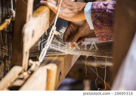 woman Weaving 28695318
