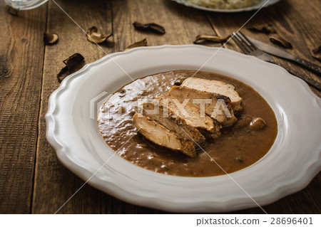 Chicken with mushroom sauce 28696401