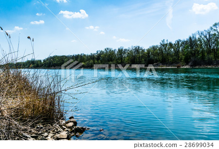 Slh glare on the water 28699034