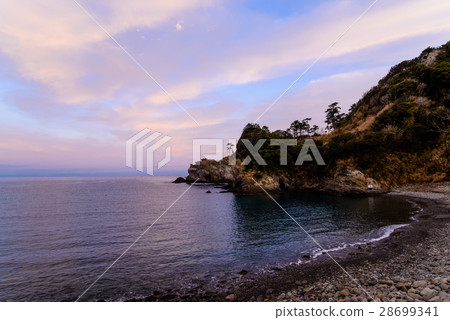 [Shizuoka Prefecture] Dawn on Nishiizu Ukishima coast 28699341