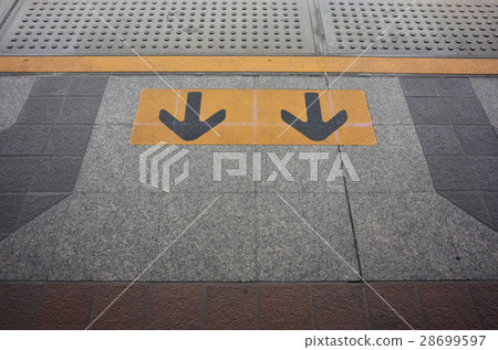 Arrow sign wait electric train behind yellow line Arrow sign wait electric train behind yellow line 28699597