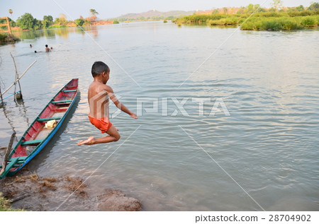 老Shepandon最大的島嶼，一個男孩跳進玉米島Muang Khong村的湄公河 28704902