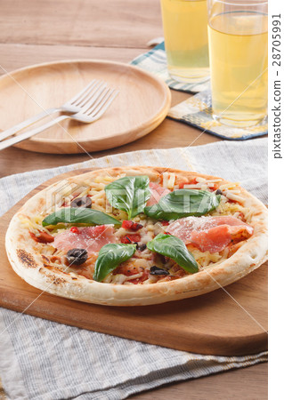 一張桌子用瑪格麗塔披薩 28705991