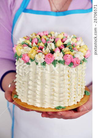 Cake in the hands Cake in the hands 28706571