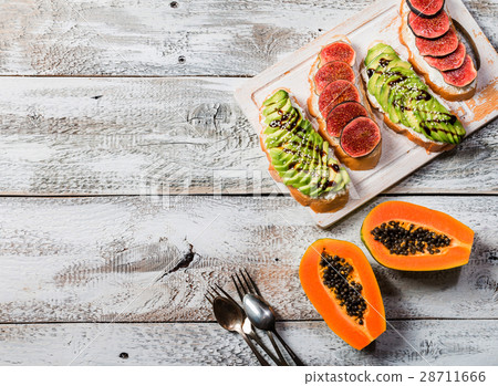 Healthy breakfast ingredients. 28711666