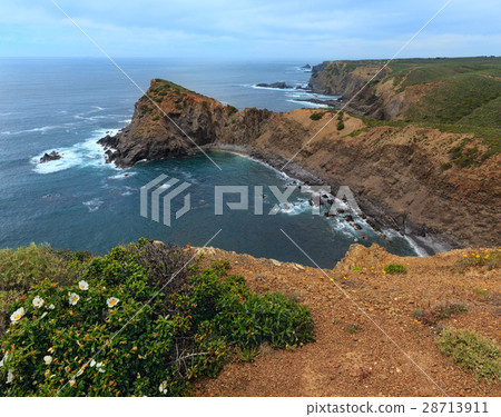 Summer Atlantic ocean coast (Algarve, Portugal). 28713911