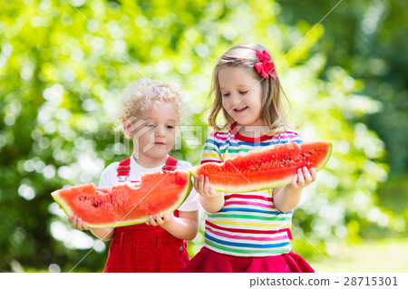 Kids eating watermelon in the garden 28715301