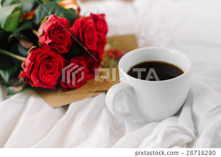 cup of coffee and a bouquet of red roses, envelope 28718280