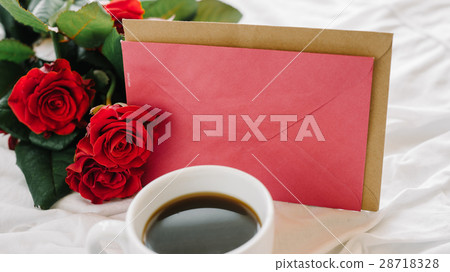 cup of coffee and a bouquet of red roses, envelope 28718328