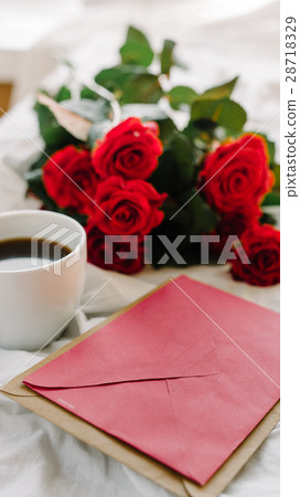 cup of coffee and a bouquet of red roses, envelope 28718329