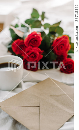 cup of coffee and a bouquet of red roses, envelope 28718332