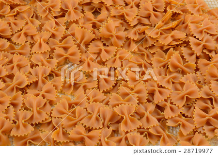Dry uncooked squash and carrot bow tie pasta Dry uncooked squash and carrot bow tie pasta 28719977