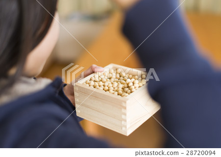 Setsubun image (child bean maki) 28720094