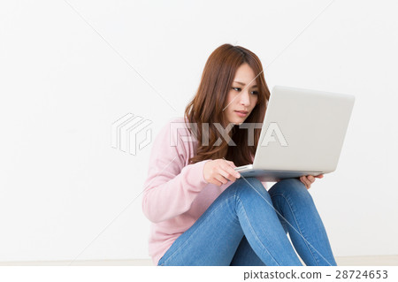 觀看一台計算機的婦女在屋子裡 觀看一台計算機的婦女在屋子裡 28724653