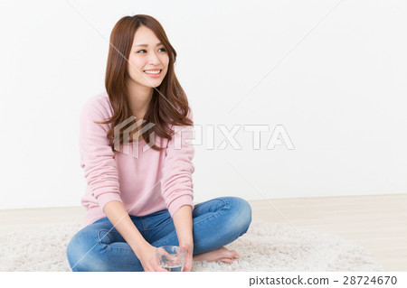 一個女人喝水 一個女人喝水 28724670