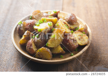 Oven roasted potatoes on plate ready to serve Oven roasted potatoes on plate ready to serve 28724835