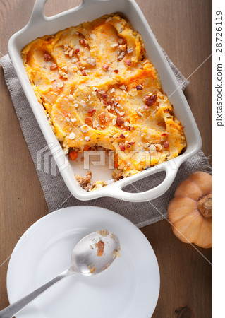 Parmentier of pumpkin and potatoes with beef Parmentier of pumpkin and potatoes with beef 28726119