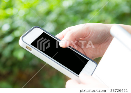 Hand using mobile smart phone with blank screen Hand using mobile smart phone with blank screen 28726431