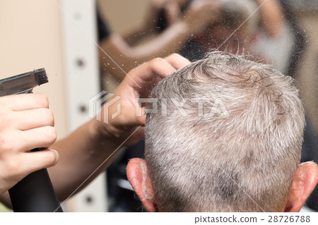 moisturizing hair in a beauty salon 28726788