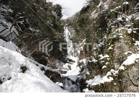 Snow scenery of Kannonaki Falls 28727076