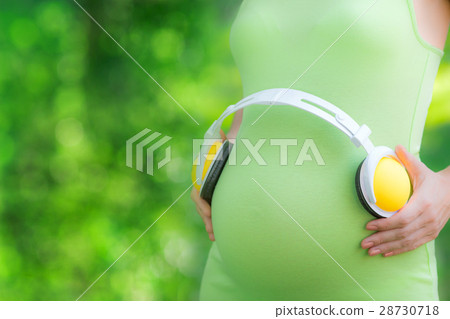 Beautiful belly of young pregnant woman Beautiful belly of young pregnant woman 28730718