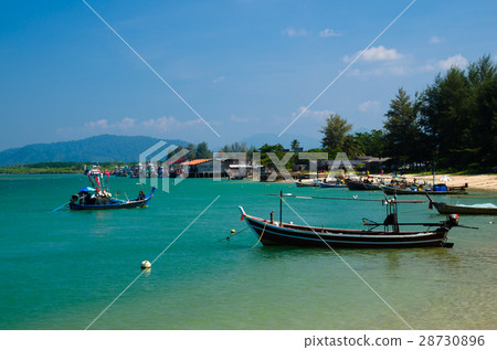 wood boat on the beach 28730896
