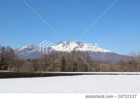 A beautiful Mt. Asama seen in Karuizawa where the residual snow remains 28732137